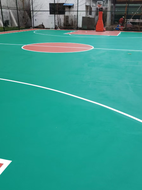 镇巴 球场长期使用易出现地面开裂